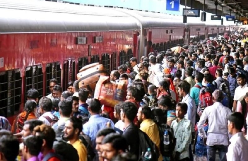 रांची से होली के बाद वापसी कर रहे यात्रियों को नहीं मिल रही ट्रेन की टिकट, लंबी हो गई वेटिंग लिस्ट, देखें