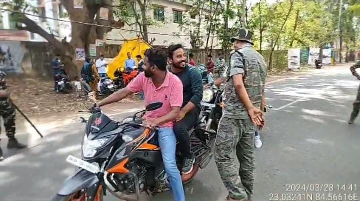 अब गुमला में थमेगा सड़क दुर्घटनाओं का सिलसिला! परिवहन विभाग ने रोकथाम के लिए शुरु की अनोखी पहल, पढ़ें क्या कहते हैं गुमलावासी