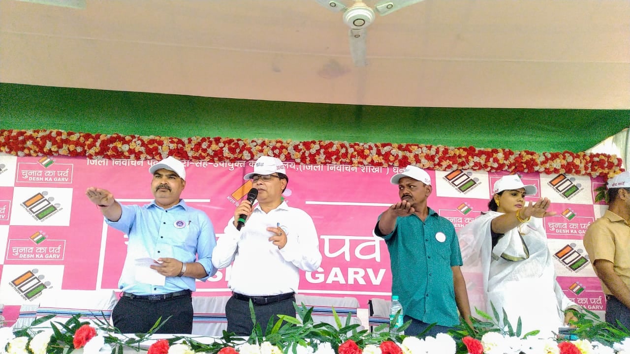 झारखंड के मुख्य निर्वाचन पदाधिकारी पहुंचे धनबाद, कहा- धनबाद, रांची और जमशेदपुर के शहरी क्षेत्र में मतदान प्रतिशत बढ़ाने की जरुरत