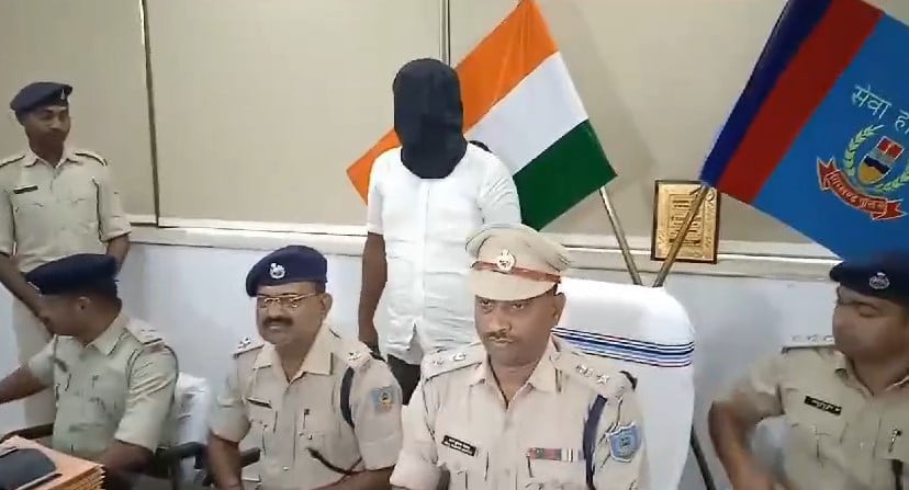 Murder in Ranchi : पुलिस की बड़ी कार्रवाई! छोटू रंगसाज का हत्यारा गिरफ्तार ,पत्नी के सामने कर दी गई थी हत्या