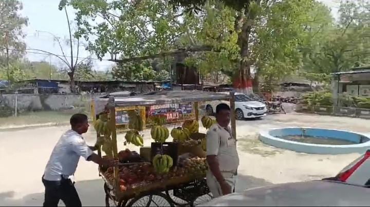 सरायकेला: सड़क हादसों को देखते हुए ट्रैफिक पुलिस सख्त,सड़क किनारे लगे ठेलों और वाहनों पर कार्रवाई तेज