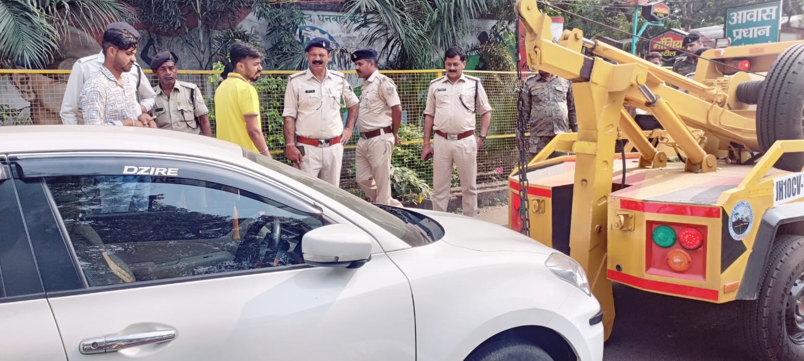 धनबाद: नो पार्किंग जोन में गाड़ी खड़ी करने की आदत है तो थानों का चक्कर लगाने की डालनी होगी हैबिट