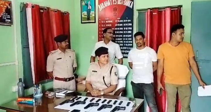 बांका:अंतराज्यीय हथियार तस्करों के मनसूबों पर फिरा पानी! 5 देसी पिस्टल, 10 मैग्जीन दो वाहन के साथ दो तस्कर गिरफ्तार