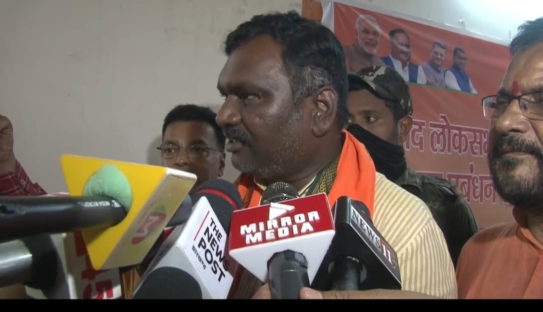 Lok Sabha Election 2024: झारखंड में दल बदलू नेताओं पर कांग्रेस बीजेपी दिखा रही अधिक भरोसा! दलों के समर्पित कार्यकर्ता पूछ रहे सवाल, कब आयेगी उनकी पारी?