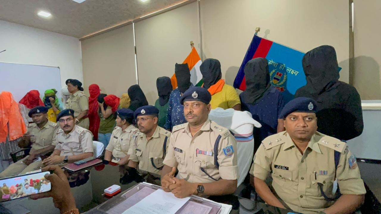 Sex Racket in Ranchi: विदेशी लड़कियों से कराया जा रहा जिस्म फरोसी का धंधा!रेड में 10 लड़की समेत दलाल और होटल कर्मी गिरफ्तार