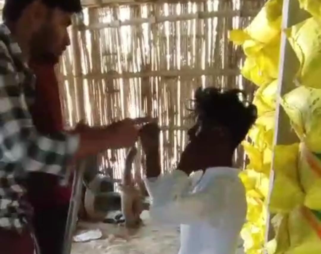 Bihar news: तालिबानी राक्षसों की खतरनाक करतूत! पहले युवक को बुरी तरह पीटा, फिर चटवाया थूक