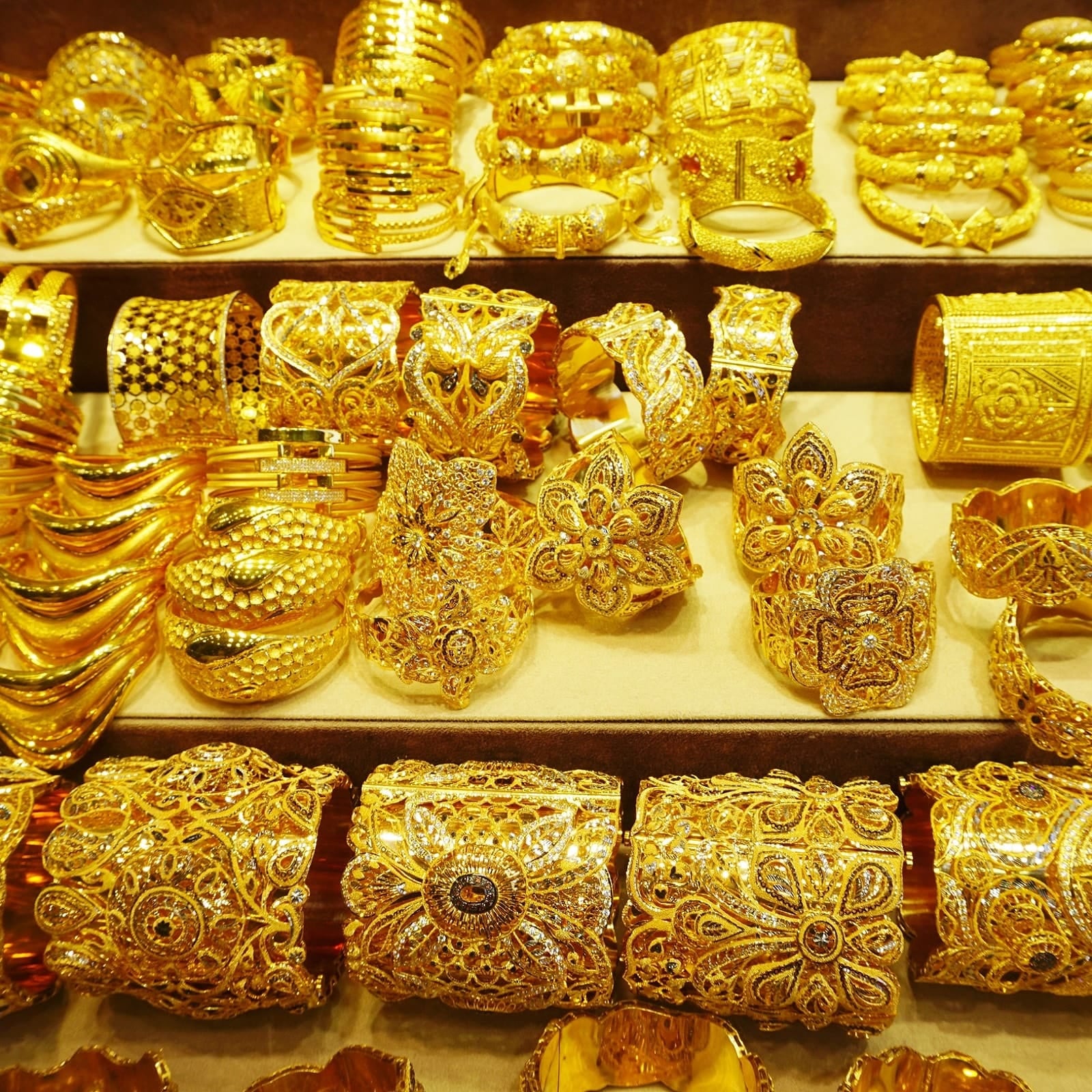GOLD MARKET: लोगों की पहुंच से दूर होते सोने ने कैसे बदल दिया है डिमांड का ट्रेंड,पढ़िए इस रिपोर्ट में