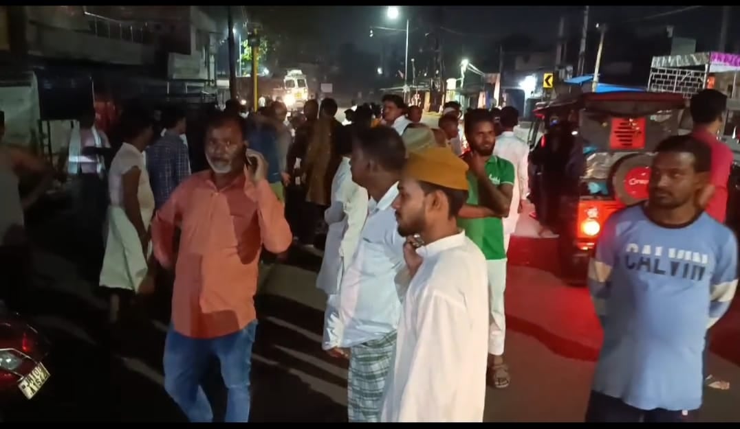 धनबाद की झरिया : उपर कुल्ही में घर पर चढ़कर फायरिंग और तोड़फोड़, थाने से 500 मीटर पर हुई घटना