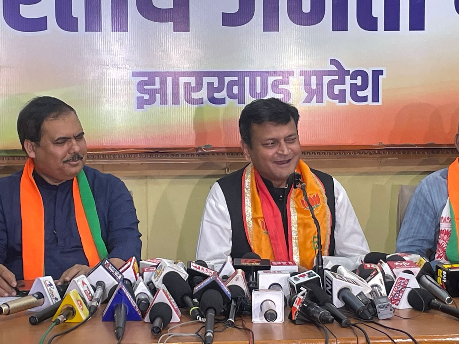 भाजपा प्रवक्ता का बड़ा बयान, कहा “आदिवासी के पॉकेट में एक हजार नहीं होता और हड़प लिया करोड़ों की जमीन”