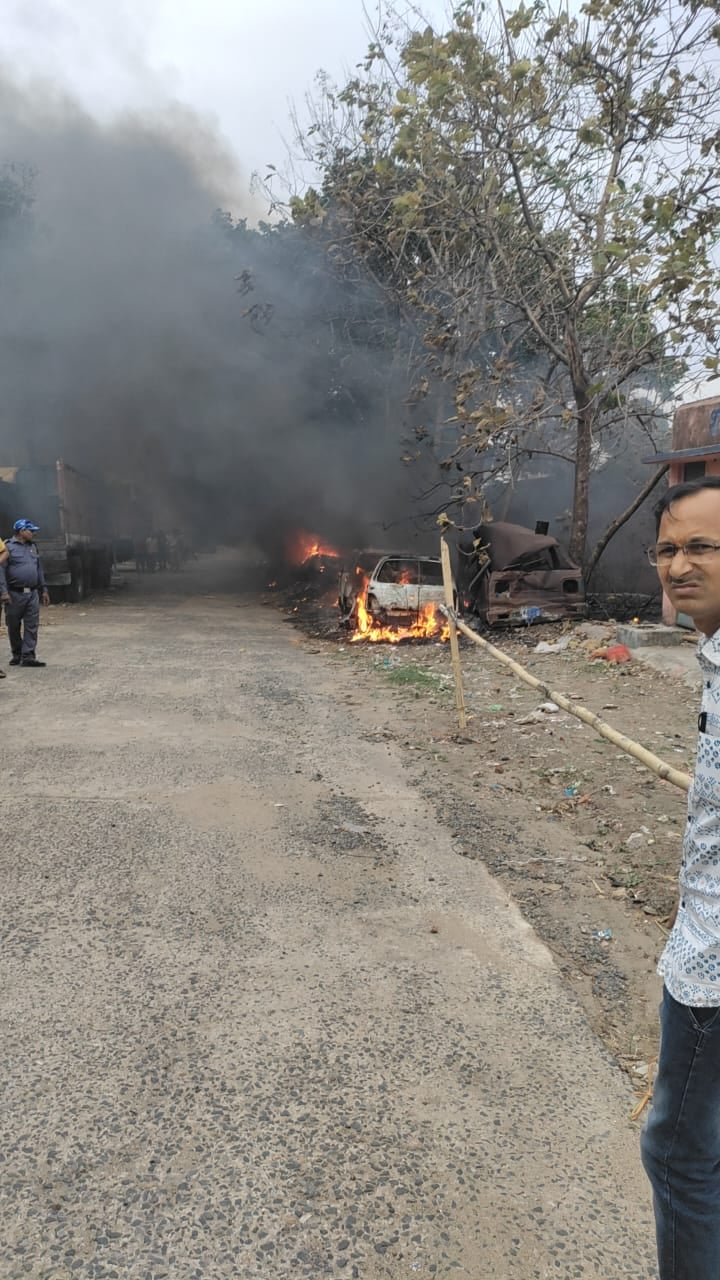 धनबाद में फिर आग का कहर, बाजार समिति परिसर में रखी गाड़ियां धू-धू कर जली