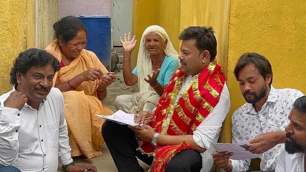 मोदी की गारंटी को फेल करने आई कांग्रेस, रांची में नेता घर-घर पहुंचा रहे गारंटी
