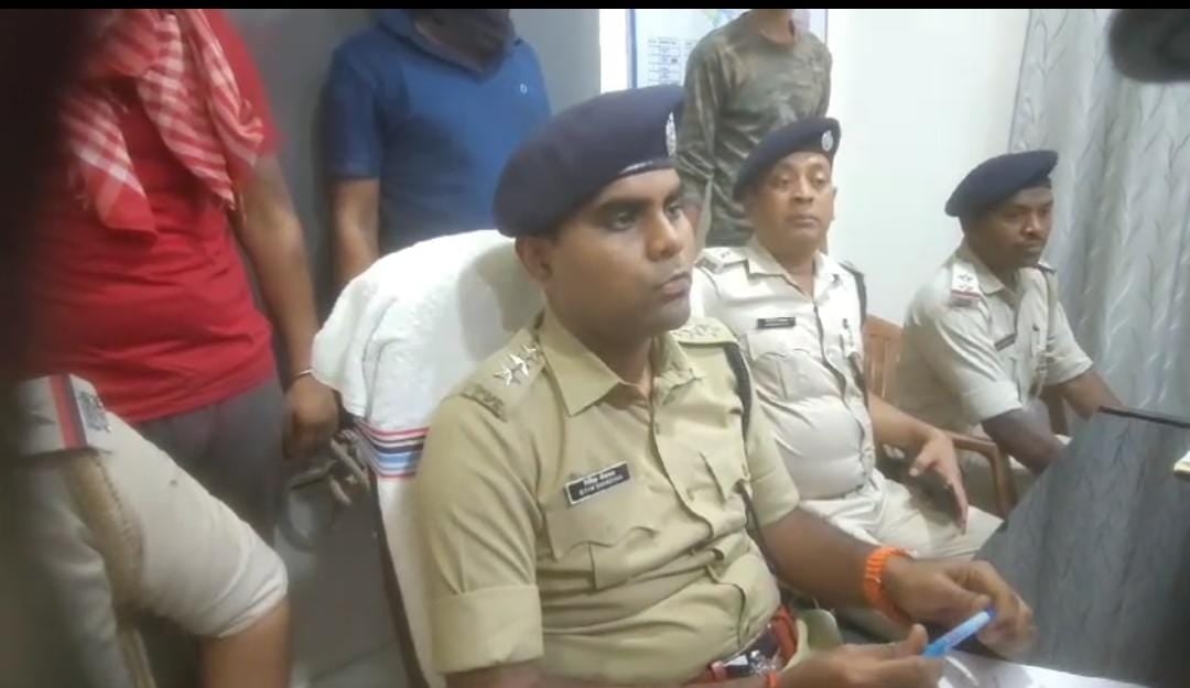 देवघर:मृत बाबा परिहस्त गैंग के दो सक्रिय सदस्य रंगदारी मांगते रंगे हाथ गिरफ्तार, कट्टा और कारतूस भी बरामद, पूछताछ जारी