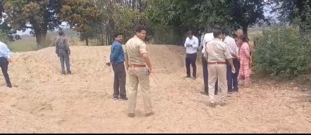 Saraikela News: गौरी घाट पर हो रहे अवैध बालू खनन पर हाईकोर्ट ने लिया संज्ञान, निर्देश के बाद एनजीटी की छापेमारी, भारी मात्रा में अवैध बालू जब्त