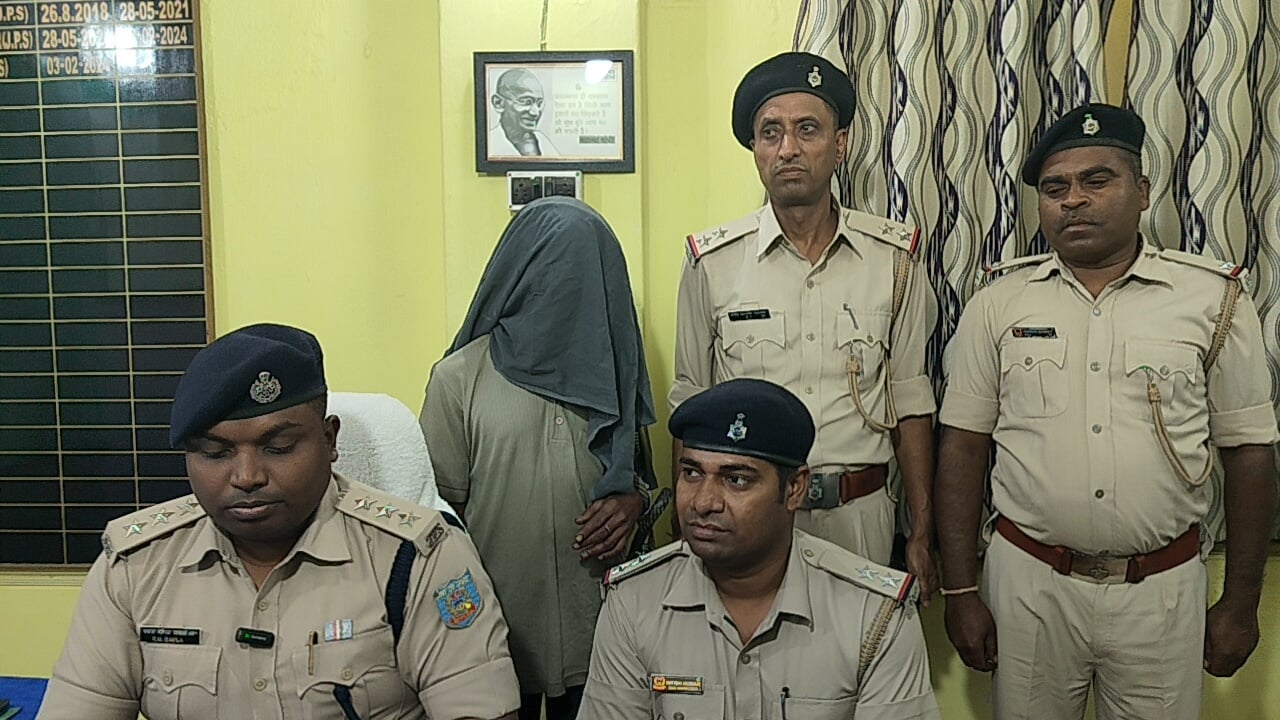 DHANBAD: निरसा पुलिस अनुमंडल क्षेत्र में अवैध शराब के खिलाफ ताबड़तोड़ छापेमारी, दूसरे दिन भी पुलिस को मिली सफलता