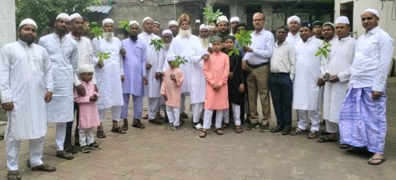 ईद के मौके पर झरिया में अनूठी पहल : नमाजियों को  दी गई ग्रीन ईदी