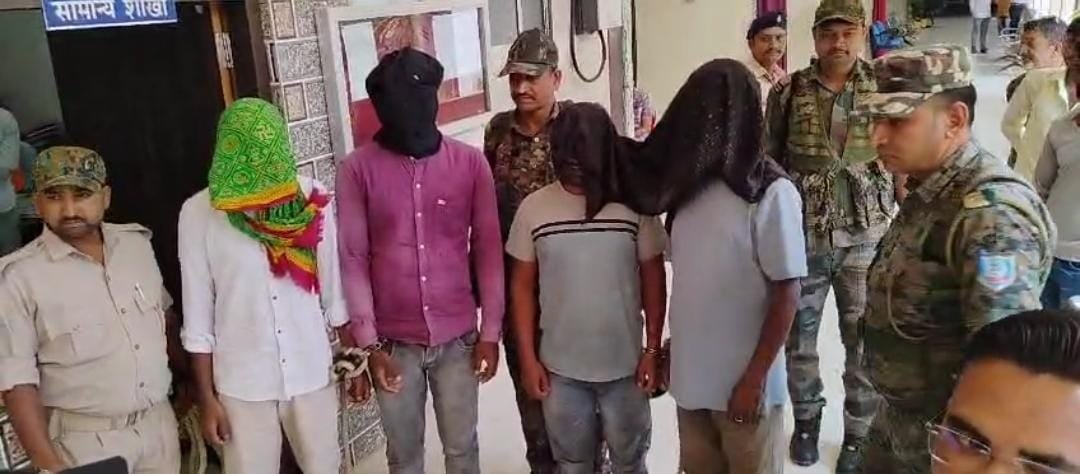 चतरा पुलिस ने TSPC नक्सलियों को दिया बड़ा झटका, कोयलांचल में आतंक बने चार नक्सलियों को किया गिरफ्तार