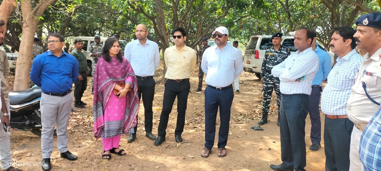 दुमका डीसी ने नक्सल प्रभावित क्षेत्र में बूथ का किया निरीक्षण, कहा मतदान के दौरान सुरक्षा का होगा पुख्ता इंतजाम
