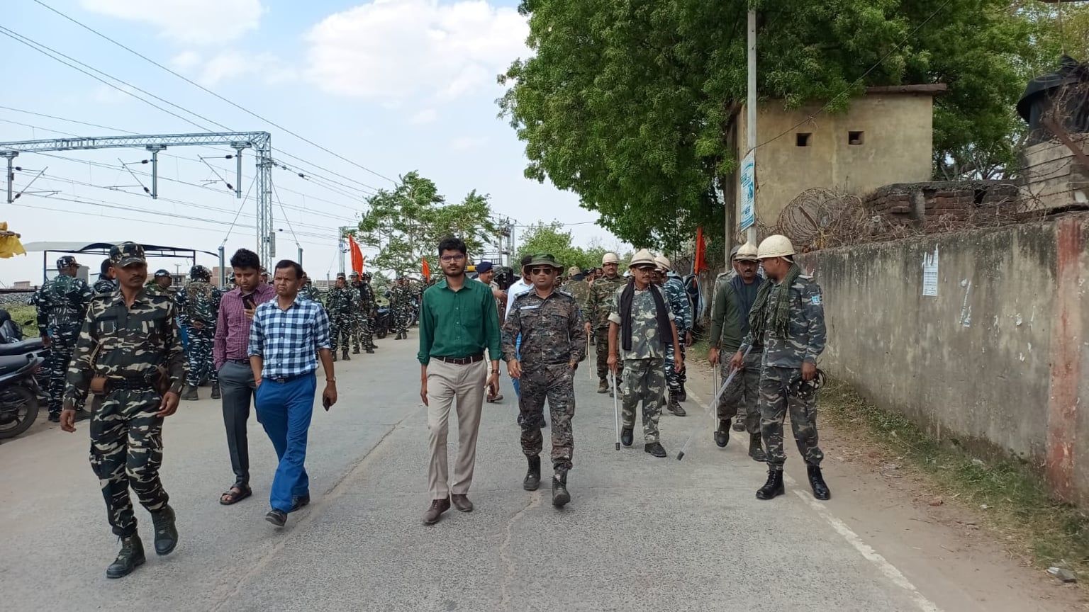 रामनवमी जुलूस के दौरान आसमान से पुलिस रखेगी नजर!हुसैनाबाद में पुलिस ने किया फ्लैग मार्च