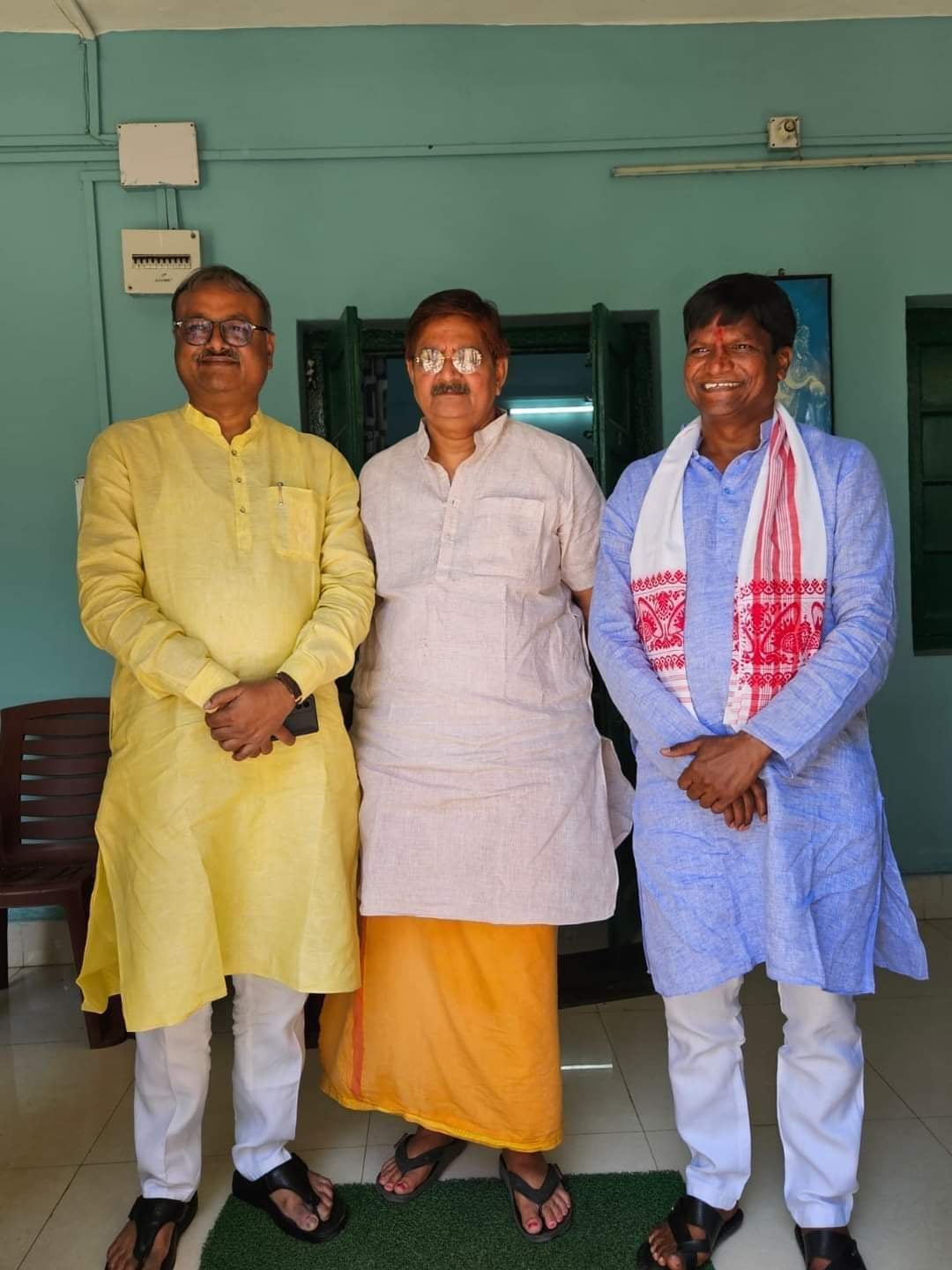 DHANBAD: तीन भाजपा नेताओं के साथ -साथ की यह तस्वीर क्या कुछ कह रही है?