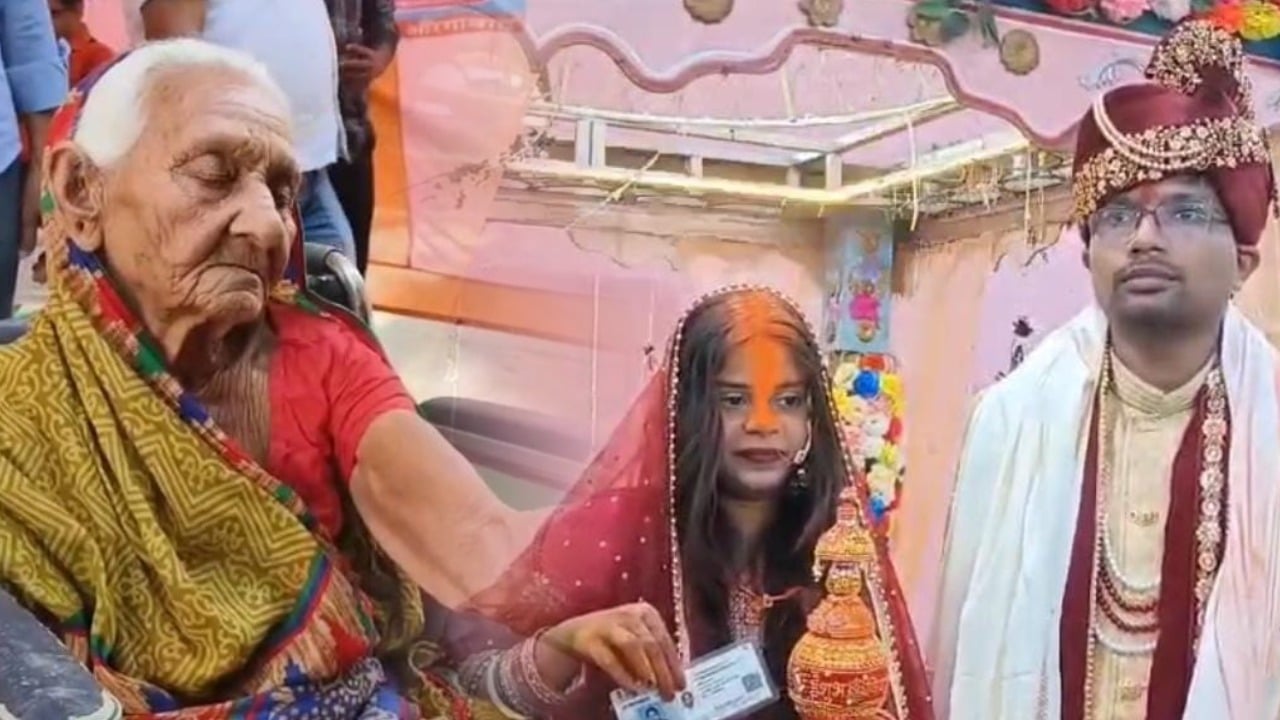बिहार में दिखी लोकतंत्र की खूबसूरत तस्वीर, व्हील चेयर पर 83 साल की बुजुर्ग, तो मंडप से सीधे मतदान केंद्र पहुंची दुल्हन