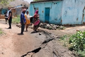 धनबाद के कतरास में फिर फटी जमीन, डर से रात में ही भागे लोग