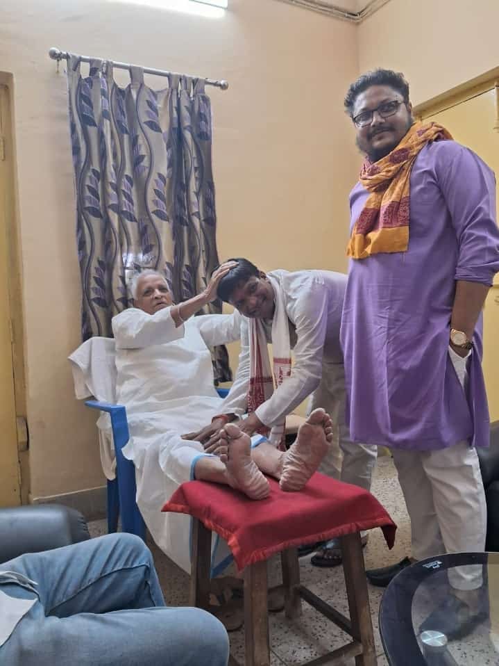 किसी नए समीकरण का संकेत तो नहीं: विधायक ढुल्लू मिले कांग्रेस के पूर्व सांसद ददई दुबे से, लिया आशीर्वाद