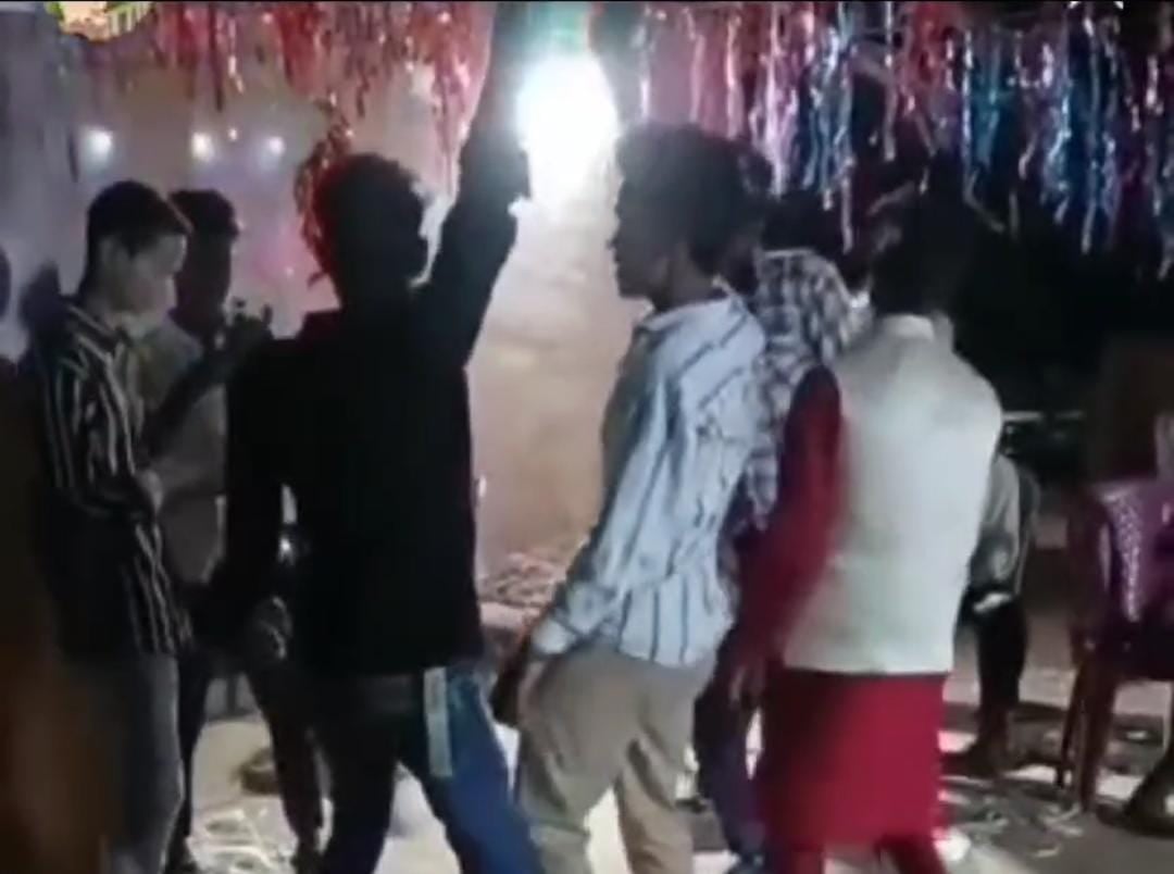 तमंचे पे डिस्को गढ़वा के दो युवकों को पड़ा भारी, वीडियो वायरल होते ही पुलिस ने हथियार के साथ किया गिरफ्तार