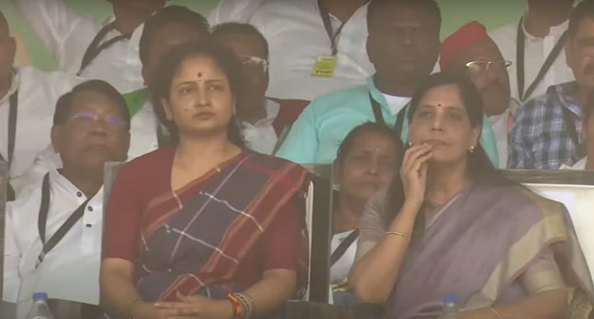 उलगुलान रैली में सुनीता केजरीवाल बोलीं- अरविंद केजरीवाल को मारना चाहते बीजेपी के लोग