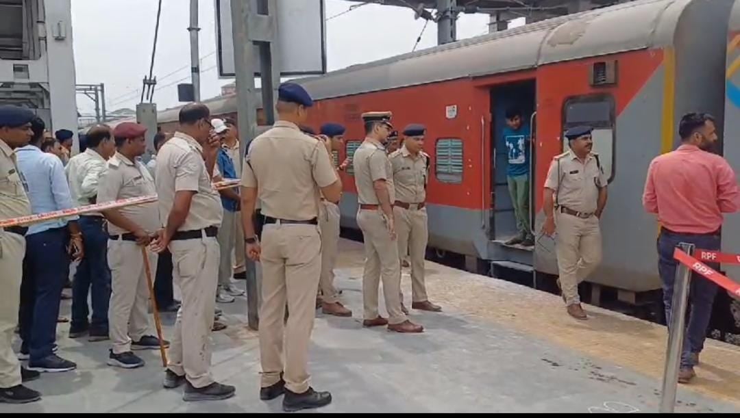 मुजफ्फरपुर में खड़ी ट्रेन में शॉर्ट सर्किट से लगी आग, फायर सेफ्टी सिलेंडर विस्फोट होने से एक RPF जवान की मौत