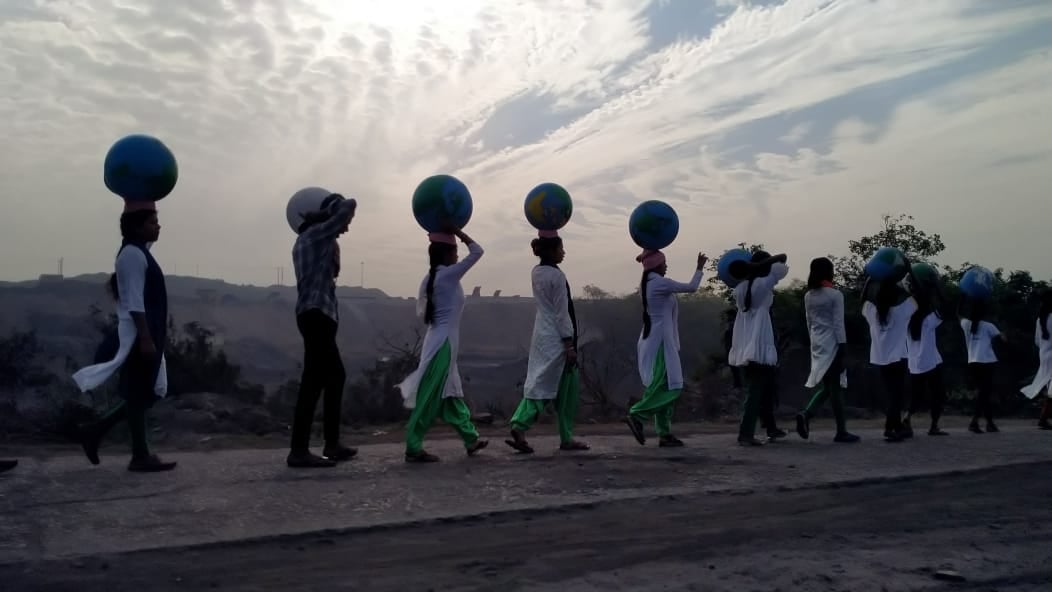 पृथ्वी दिवस पर प्रदूषित झरिया का सन्देश : नहीं चेते तो ऑक्सीजन बैग लेकर चलना पड़ेगा