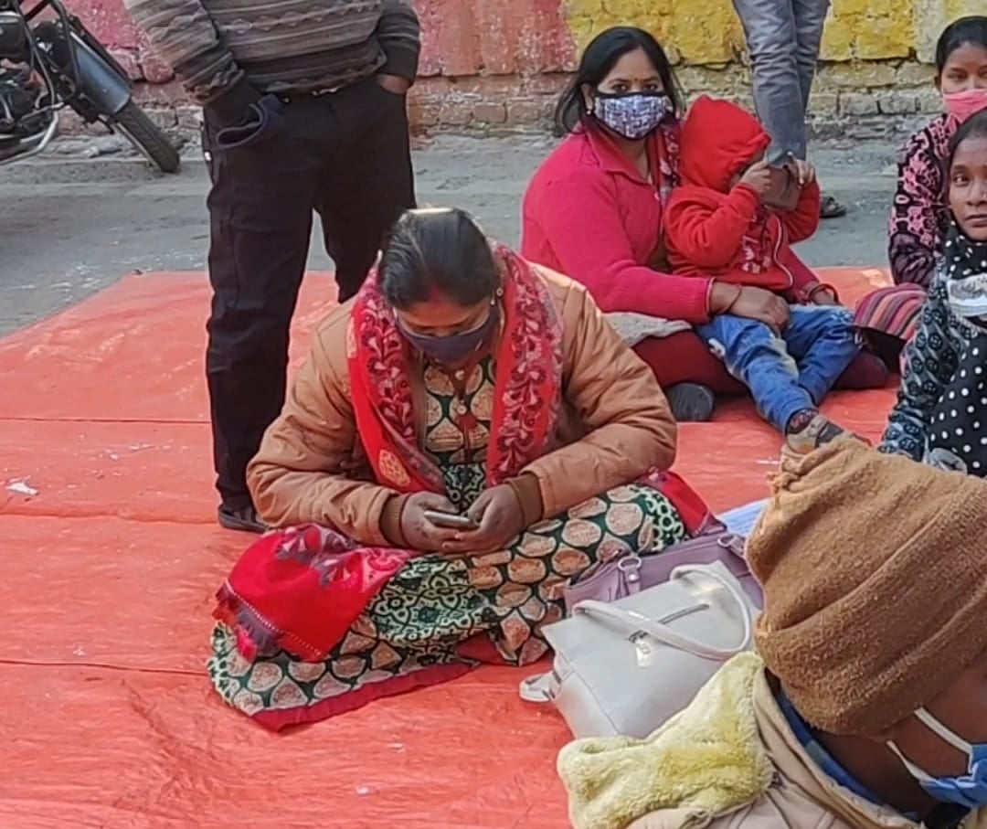 हाड़ कंपाती ठंड में बाल बच्चों के साथ धरने पर  SBM कर्मी