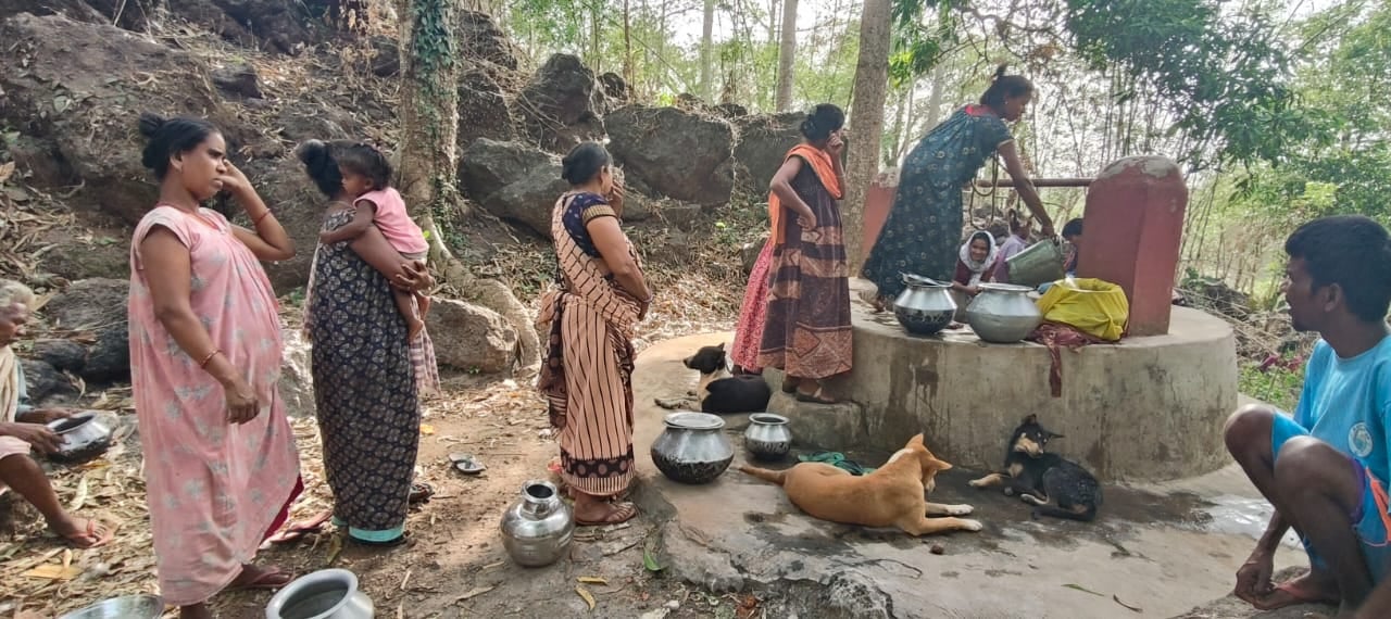 साहिबगंज के पागार पहाड़ में बूंद बूंद पानी के लिए जद्दोजहद, नाली समान गंदा पानी पीने को मजबूर ग्रामीण