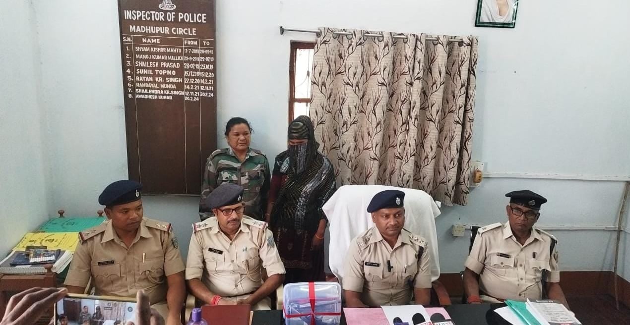 बिहार से देवघर में की जा रही है अवैध हथियार की तस्करी, पुलिस ने देसी कट्टा और कारतूस के साथ एक महिला को किया गिरफ्तार