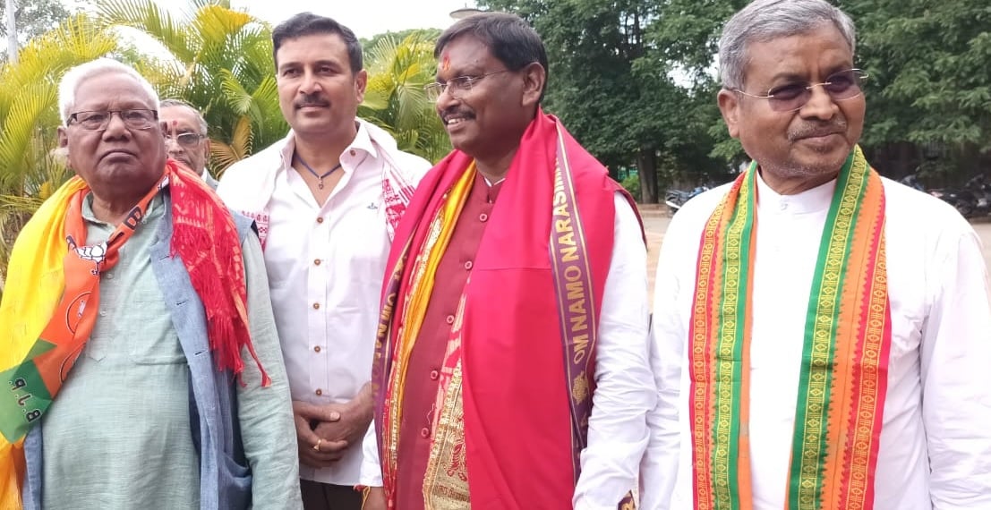 अर्जुन मुंडा ने नामांकन पत्र दाखिल कर किया रोड शो, राजनाथ ने मांगा समर्थन