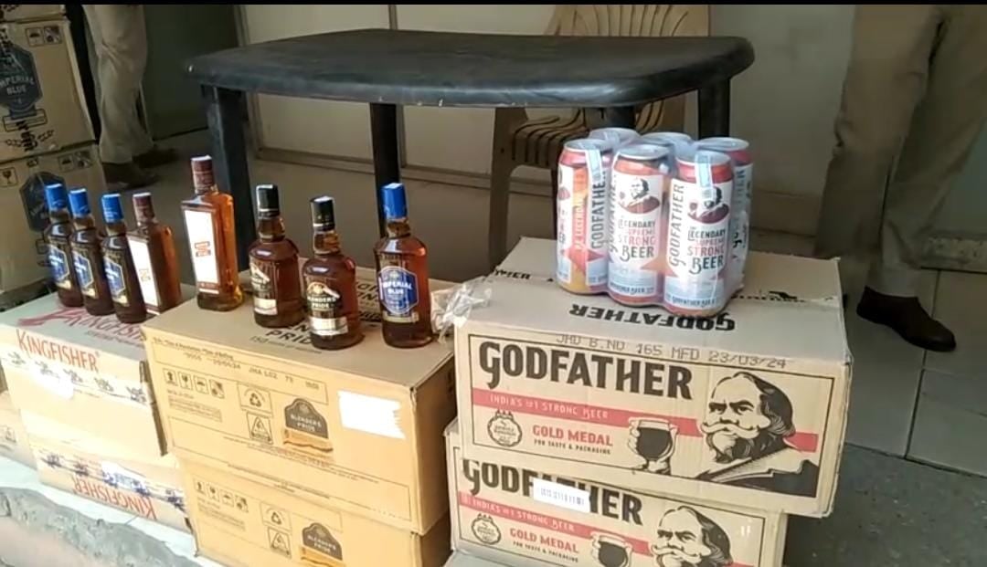 सरकारी स्कूल के पीछे चलता था अवैध शराब का कारोबार, पुलिस ने भारी मात्रा में शराब किया ज़ब्त