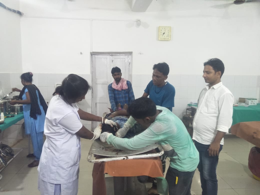 मोटरसाइकिल का संतुलन बिगड़ने से सवार युवक घायल