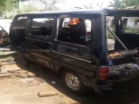 Bihar: छपरा में स्कूल वैन में लगी भीषण आग, ड्राइवर मौक़े से फ़रार, 5 बच्चे गंभीर रूप से झुलसे