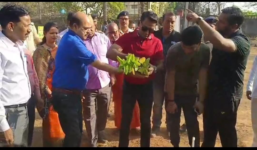 देवघर में वृक्षारोपण के जरिए मतदाताओं को किया जा रहा है जागरूक, महापर्व में भागीदारी सुनिश्चित करने की अपील