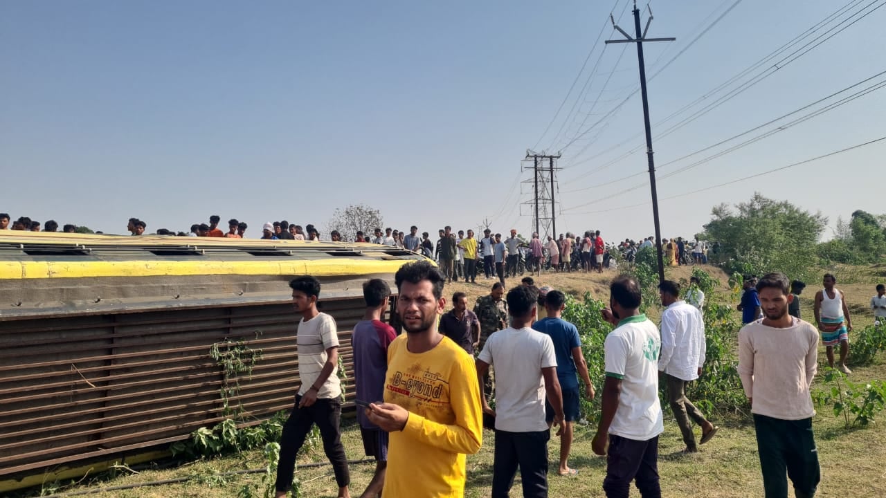BREAKING: रांची क़े मांडर में स्कूल बस अनियंत्रित होकर पलटी, डेढ़ दर्जन बच्चे घायल