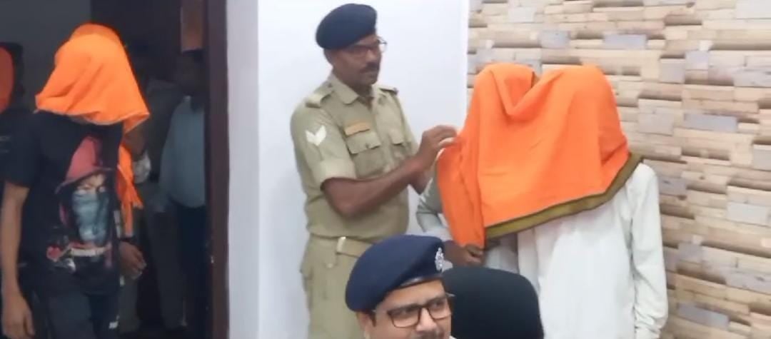 जमशेदपुर: चलती ट्रेन में मोबाइल छिनतई करनेवाले 5 गिरफ्तार, 4 मोबाइल बरामद