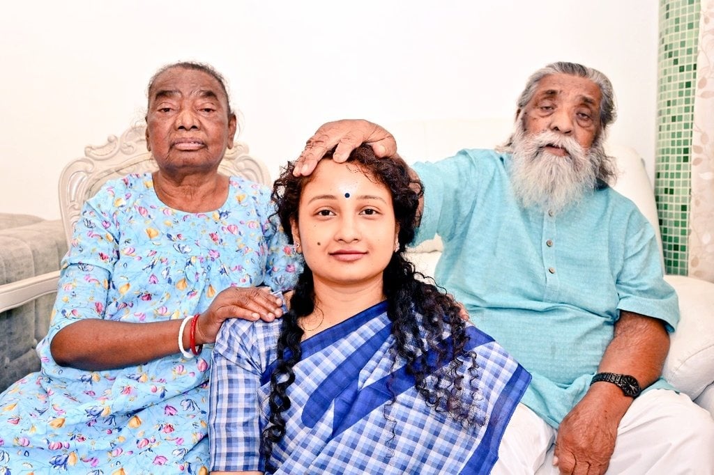 Gandey Assembly By-Election: नामांकन से पहले गुरुजी से मिलने पहुंची कल्पना सोरेन, आशीर्वाद लेकर गांडेय के लिए हुई रवाना