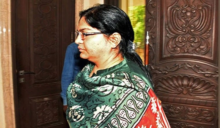 अभी जेल में ही गुजरेगी आईएस पूजा सिंघल की रात, सुप्रीम कोर्ट का सुप्रीम झटका, जमानत से इंकार