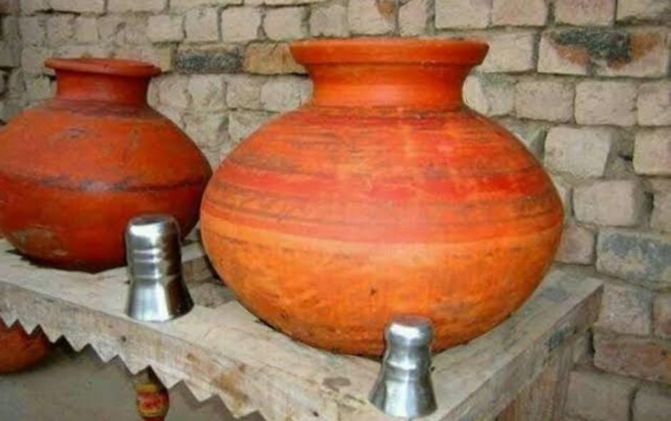 गर्मी के दिनों में अमृत समान है मटके का पानी! ब्लड प्रेशर से लेकर अपच की समस्या दूर करता है देसी फ्रिज