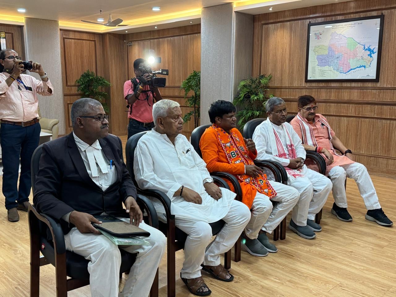 DHANBAD: ढुल्लू महतो ने किया नामांकन, प्रतिद्वंदियों पर दबाव कितना हुआ सफल, बुधवार को खुलेगा राज
