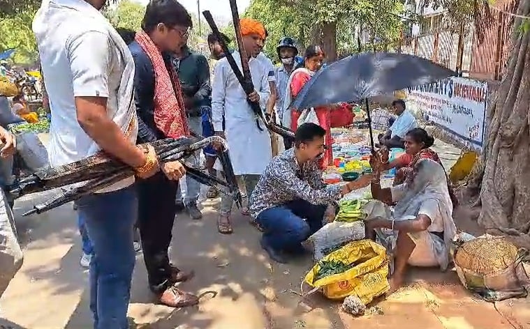 जमशेदपुर में प्रचंड गर्मी! तापमान 45 के ऊपर पहुंचा, नेक दिल युवा बांट रहे छाता और पानी की बोतलें