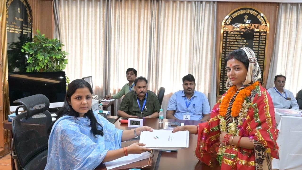 धनबाद लोकसभा : कांग्रेस उम्मीदवार अनुपमा सिंह ने भी किया नामांकन,  झरिया विधायक सहित मौक़े पर ये सभी थे मौजूद