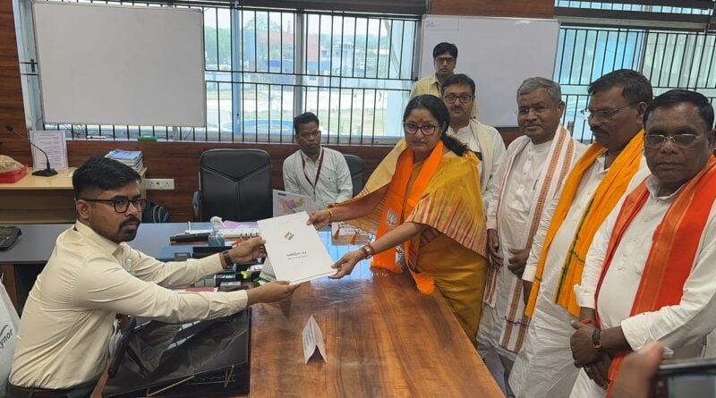 LS POLL 2024-अन्नपूर्णा के नामांकन में केशव प्रसाद मौर्या की मौजूदगी, कोयरी-कुशवाहा वोटों पर भाजपा की नजर!