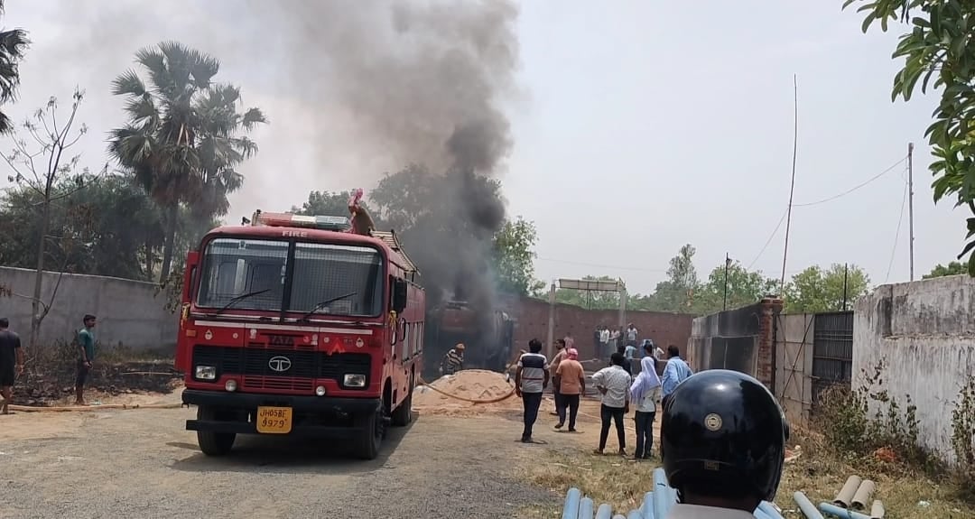 देवघर: तेल टैंकर में लगी आग, काफी मशक्कत के बाद पाया गया काबू,तेल चोरी करने के दौरान आग लगने की आशंका