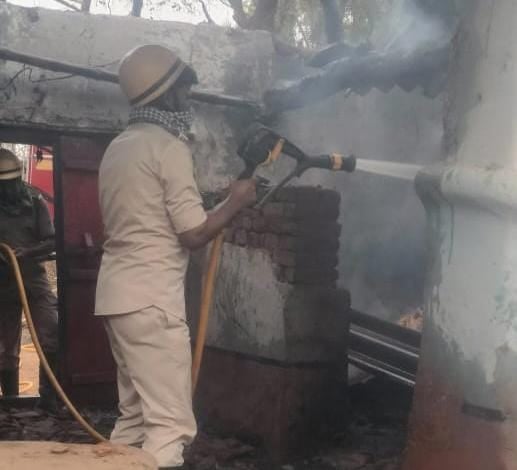 Breaking: दुमका में युवक ने पहले घर में लगायी आग फिर अंदर जाकर फंदे से झूला, जानिए क्या है पूरा मामला