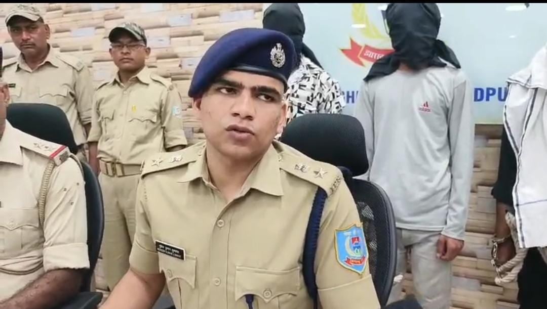 जमशेदपुर: प्रेम प्रसंग में हत्या की योजना बना रहे तीन युवक गिरफ्तार, हथियार भी बरामद